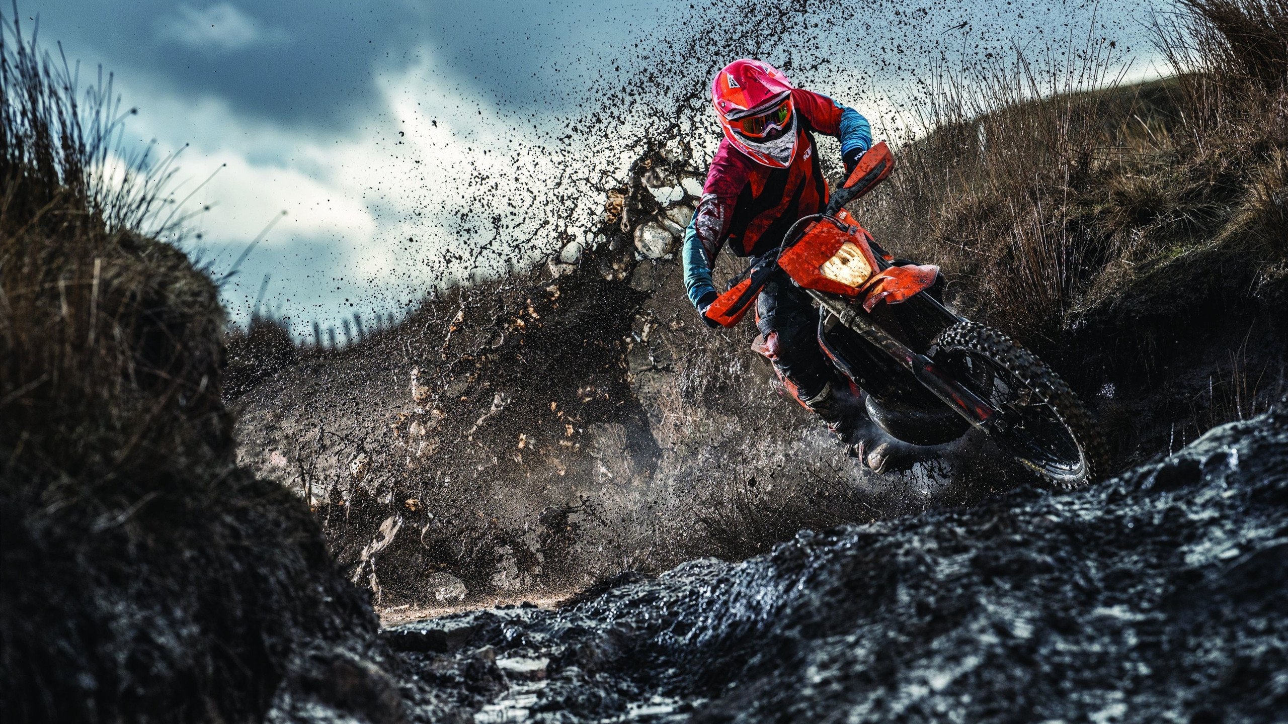 四强争霸引人瞩目，欧冠赛场战火腾飞，欧冠四强打几场